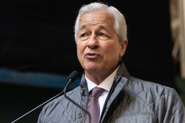Dimon Warns “Pre-Crisis” Banking Risk — What Traders Should Watch in JPM, Financials, Credit Markets